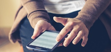 09_21_unifying-communications-pic hands on a smart phone